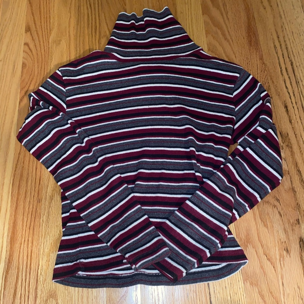 Cropped long sleeve sweater.